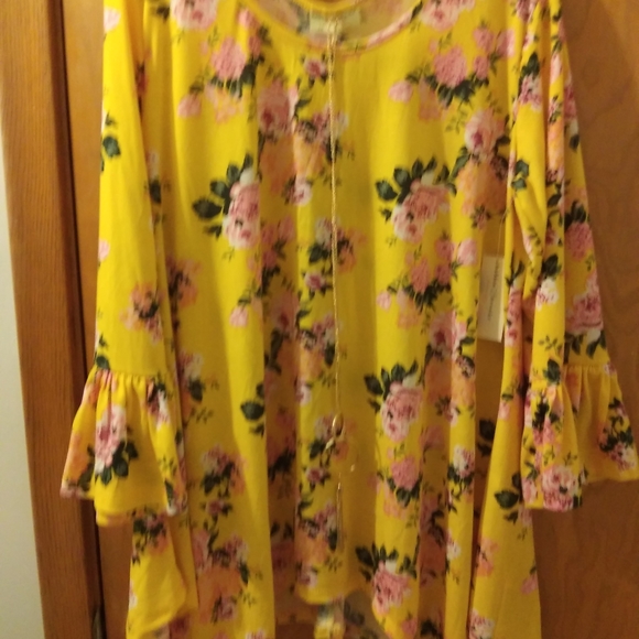 💥SALE💥2 FOR $16 NWT PLUS SIZE Yellow Floral Top - Picture 6 of 6